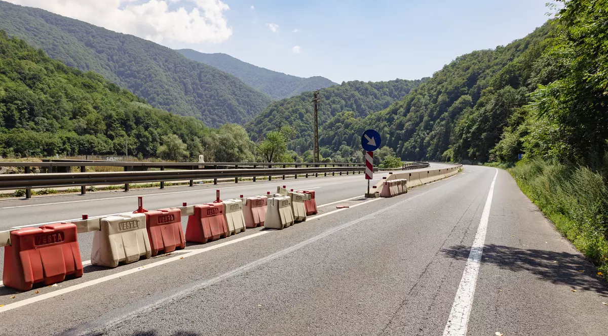 Circulaţia rutieră va fi închisă, în reprize, pe trei sectoare ale DN 7, între Râmnicu Vâlcea şi Sibiu, până în 25 octombrie