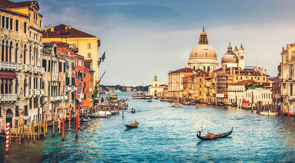 Vedere panoramică a faimosului Canal Grande și Basilica di Santa Maria della Salute la apus de soare în Veneția, Italia Foto 123 RF