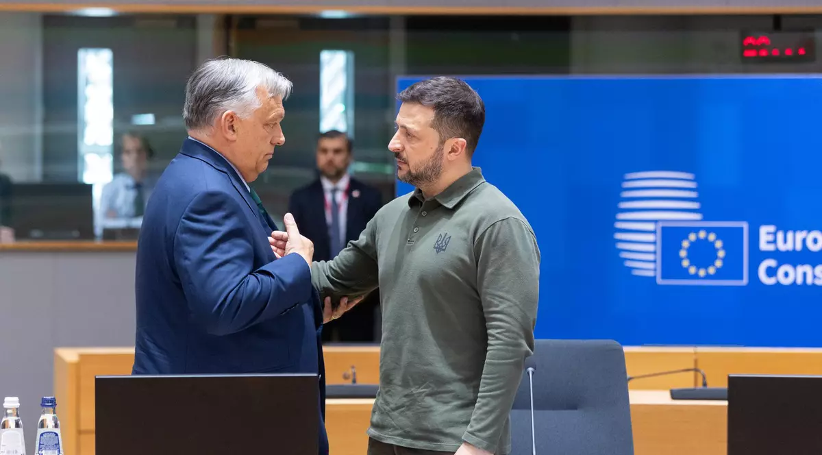 Viktor Orban (stânga) și Volodimir Zelenski surprinși în timpul unei discuții în marja summitului european de săptămâna trecută Foto: Profimedia