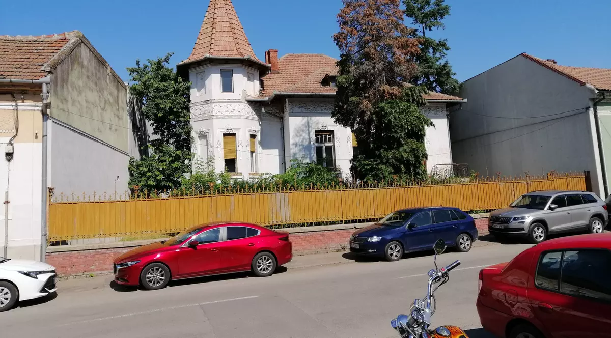 Se vinde o fostă vilă de protocol din vremea lui Ceaușescu. Cât cere statul pe clădirea nefolosită de 3 ani și cum arată acum