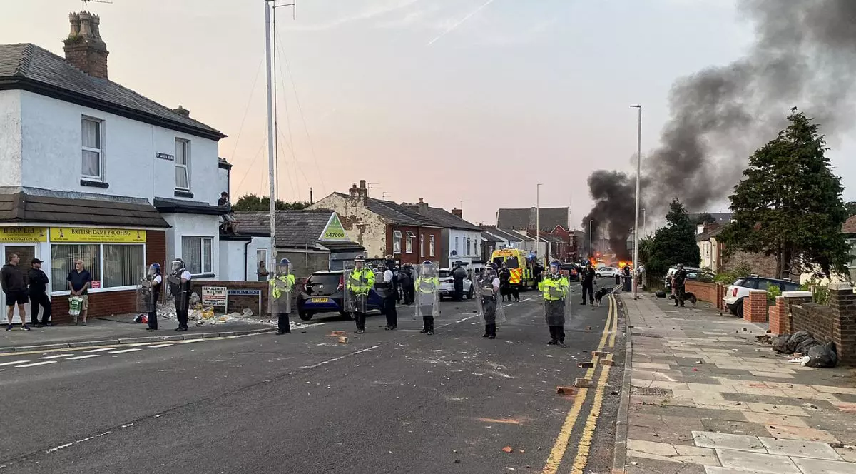 Confruntări violente în timpul unui priveghi pentru copiii uciși în atacul cu cuțitul din Southport. 39 de polițiști au fost răniți