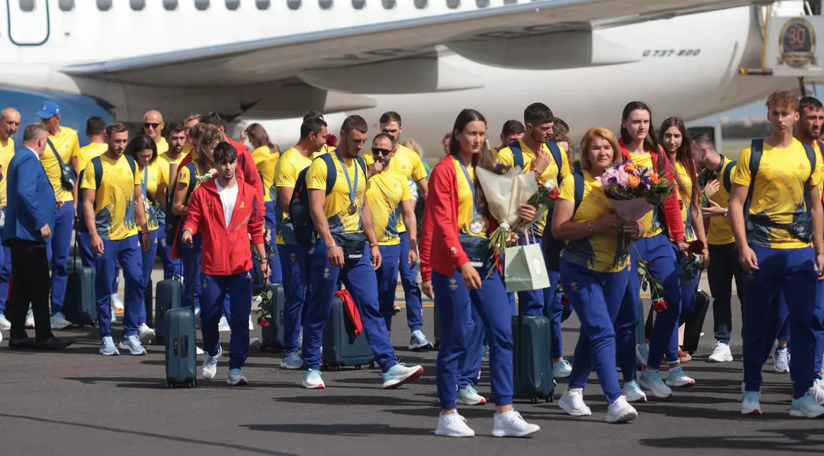 Canotorii medaliați la Jocurile Olimpice și gimnaștii s-au întors în România