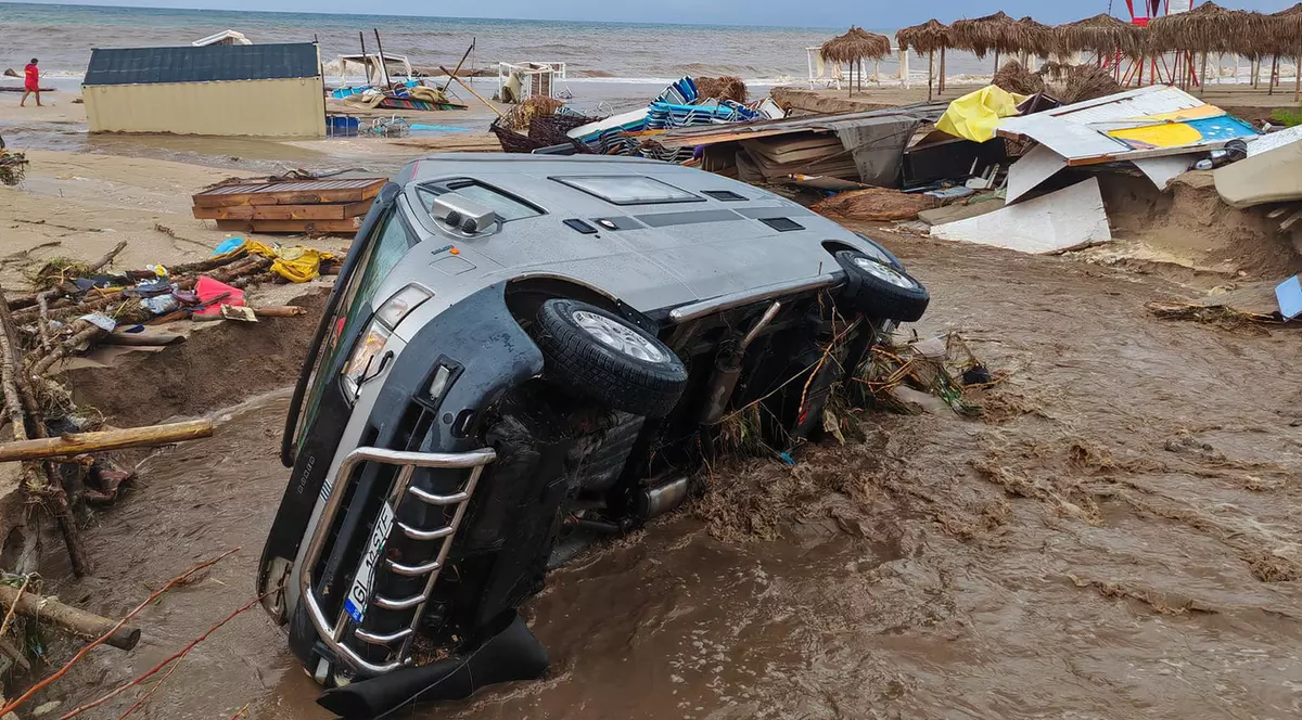 Urmările ploilor puternice de pe litoral. La Mangalia au căzut 200 l/mp. Maşini luate de apă, inundaţii în mai multe staţiuni: dezastru la Venus şi Vama Veche | FOTO