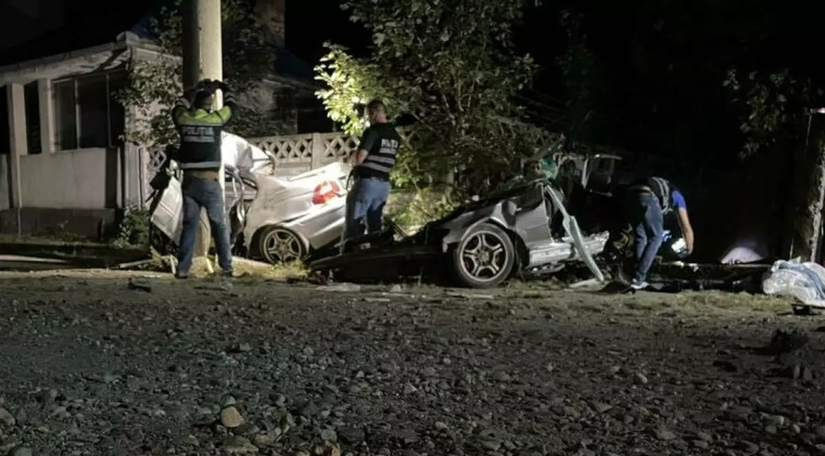 Doi polițiști din Târgu Lăpuș au murit, iar o colegă de-a lor a fost rănită grav într-un accident rutier. Mașina s-a rupt în două. FOTO