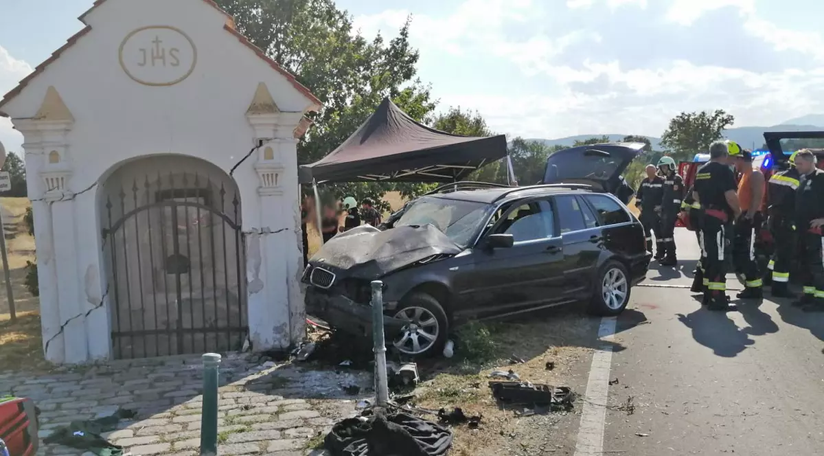 Român de 17 ani, mort pe scaunul din dreapta al unui BMW care a zburat într-o capelă, în Austria. Un român de 21 de ani, la volan