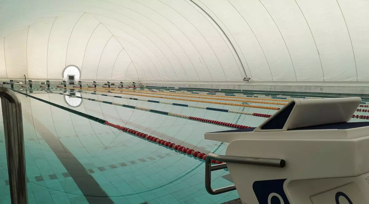 Acesta este balonul de la Bazinul Lia Manoliu, în care David Popovici și colegii suportă frigul și simt că se sufocă la antrenamente