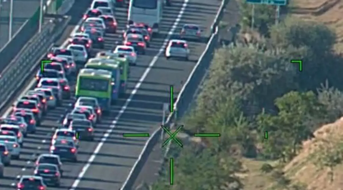 Unsprezece șoferi, surprinși circulând pe banda de urgență de pe Autostrada Soarelui. Ce au pățit