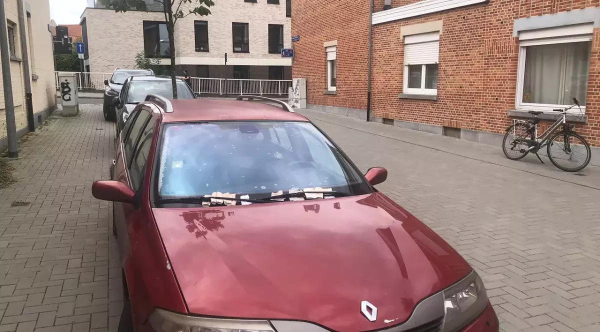 Un Renault roșu înmatriculat în România a primit 15 amenzi de parcare în două săptămâni, într-un oraș din Belgia