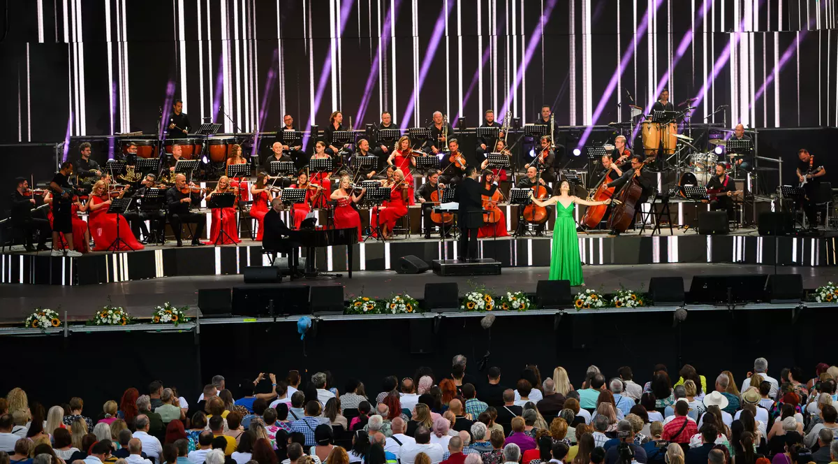 A început Festivalul Național de Muzică Ușoară Mamaia, ediția 61 - o seară care ne-a lăsat fără cuvinte