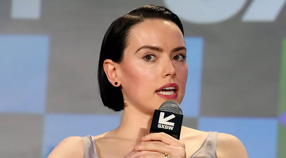 Daisy Ridley, actrița din „Star Wars”, a fost diagnosticată cu boala Basedow-Graves. „M-am gândit că am jucat un rol foarte stresant”