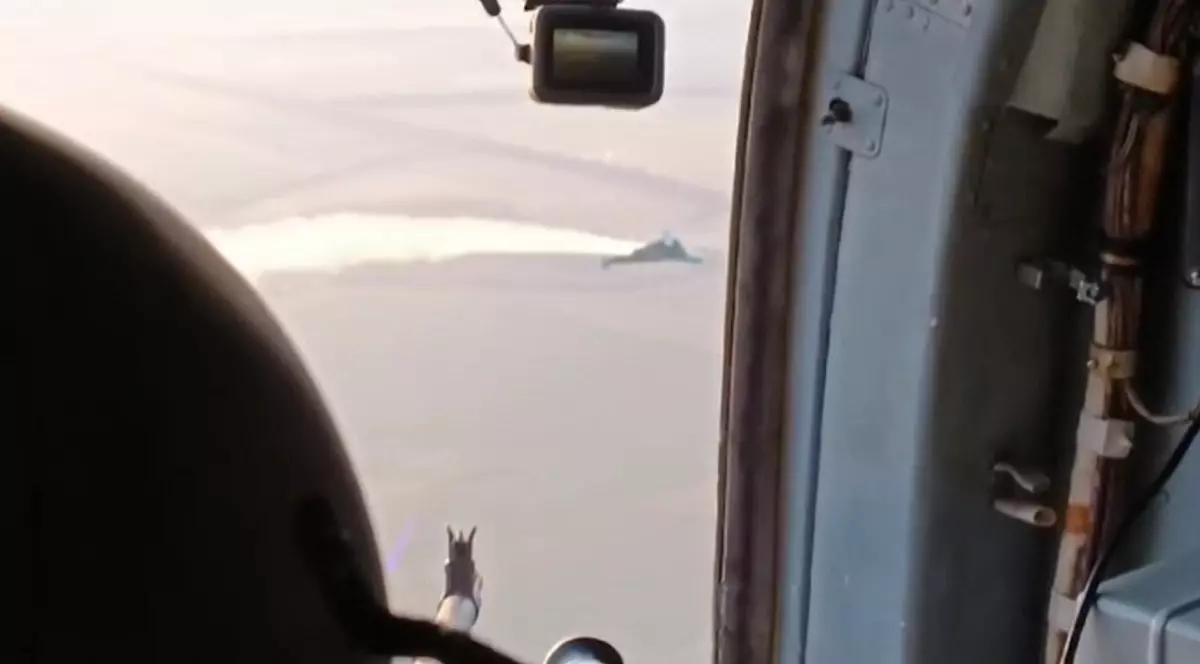 Momentul în care un elicopter vânează o dronă rusească Shahed care fusese lansată spre Ucraina cu 180 km/h și o doboară în 10 secunde. VIDEO