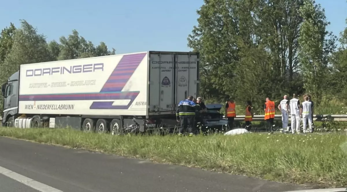 Șofer român de TIR arestat, după ce în camionul lui „parcat suspect” pe autostradă a intrat un vameș pe motocicletă și a murit pe loc, în Franța