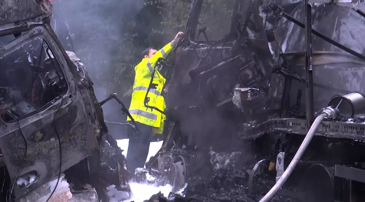 Doi șoferi au murit carbonizați în camioanele care s-au ciocnit frontal și au luat foc, pe o șosea din Germania. VIDEO