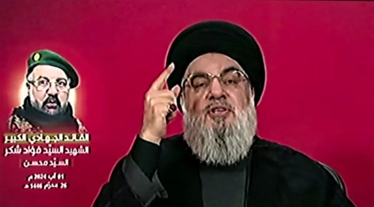 Hassan Nasrallah, cu imaginea lui Fuad Shukr pe fundal, adresându-se în timpul funeraliilor dintr-o locație necunoscută Foto: Profimedia