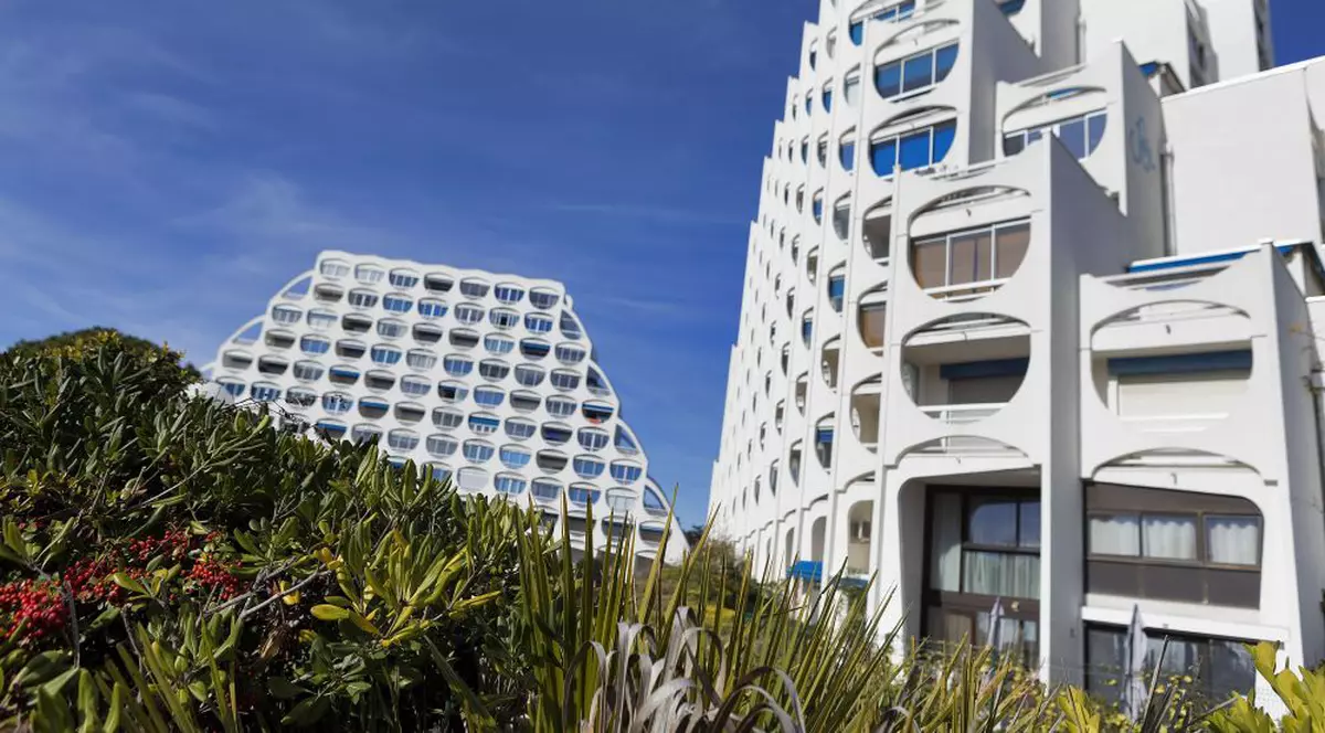 Mașini incendiate în fața unei sinagogi din Franța. Un polițist a fost rănit, în urma exploziei