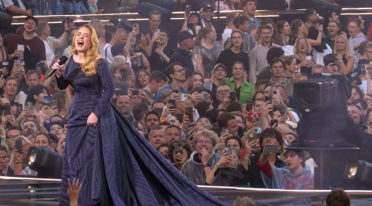 Decizie neașteptată a germanilor. Au interzis jurnaliștilor să o fotografieze pe Adele în concert la München, dar publicul are voie cu telefoane mobile
