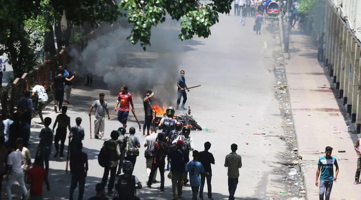 Stare de asediu în Bangladesh. Cel puţin 73 de oameni au murit în timpul unor manifestaţii antiguvernamentale