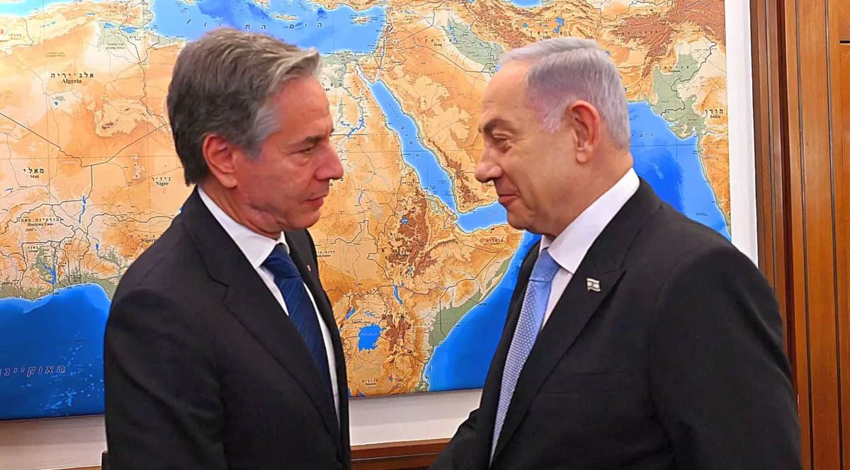 Blinken (stânga) și Netanyahu au purtat două ore de discuții la Tel Aviv pentru a găsi soluții la încetarea războiului dintre Israel și Hamas. Foto: Hepta