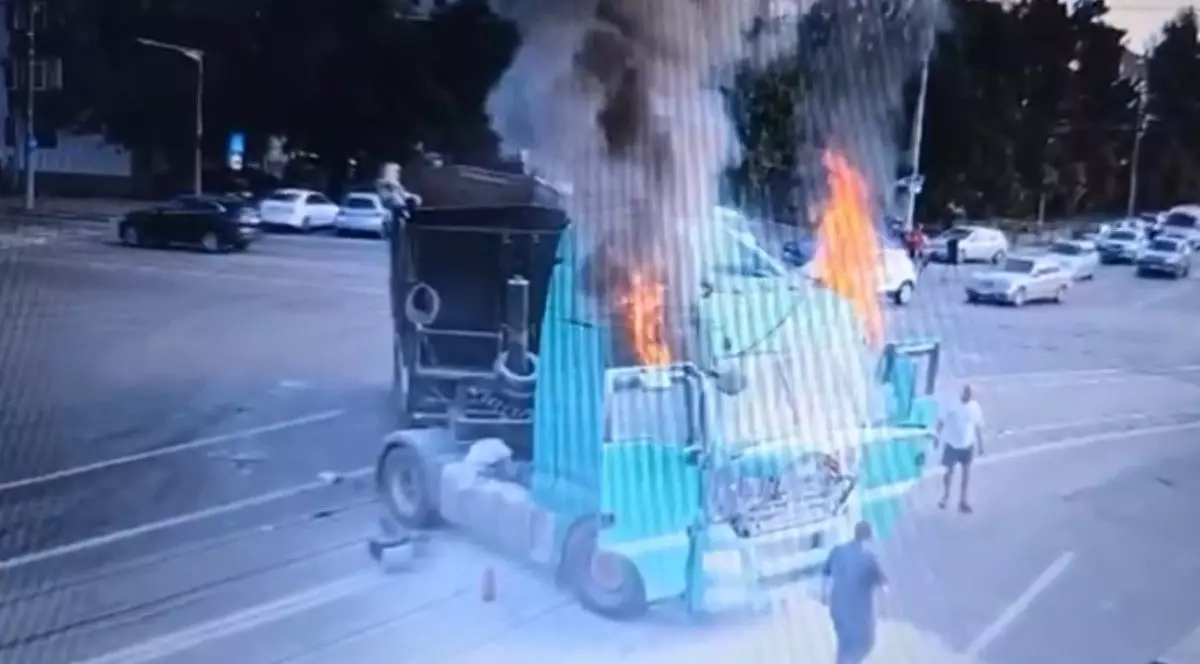 Momentul dramatic în care un camion ia foc într-o intersecție din Iași, după un accident în care a fost lovit de un autoturism. VIDEO