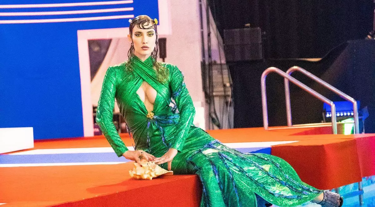 Ce spune Iulia Albu despre ținutele extravagante pe care le poartă la „Splash! Vedete la apă!”. „Este lucrată din materiale africane”