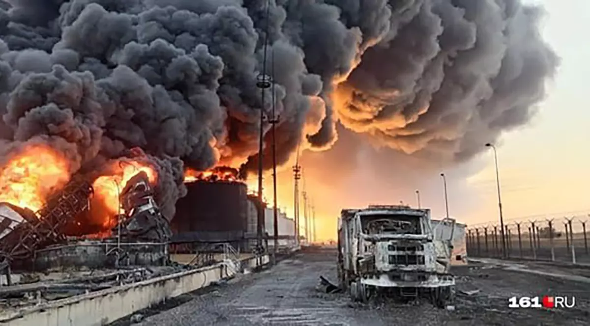 Incendiul de la depozitul de petrol din Proletarsk Foto: Profimedia