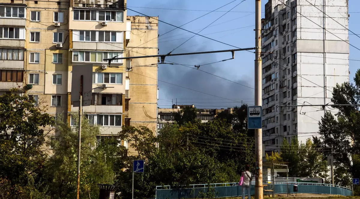 Kiev. Coloană de fum de la locul unui atac cu rachete produs luni Foto: Profimedia