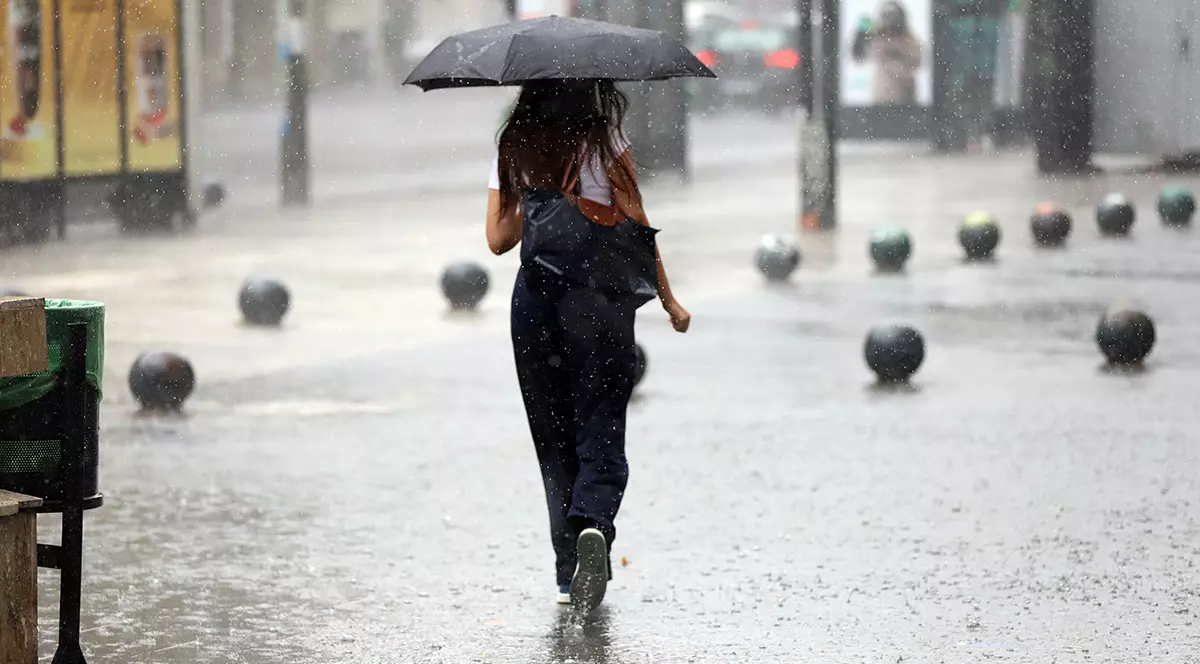 Cod galben de furtuni în 16 judeţe din ţară. Alte 5 judeţe sunt sub avertizare de caniculă. Harta zonelor vizate