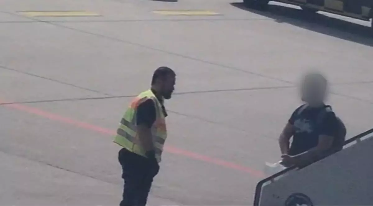 Cursa Wizz Air Eindhoven-București a aterizat la Nurnberg, după ce un român a făcut scandal în avion. Bărbatul a fost arestat VIDEO