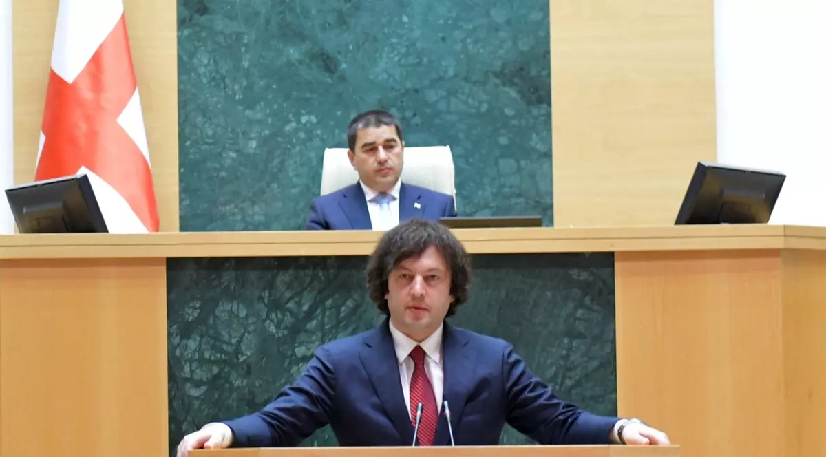 Premierul Irakli Kobahidze (în prim-plan) în Parlamentul georgian Foto: Profimedia