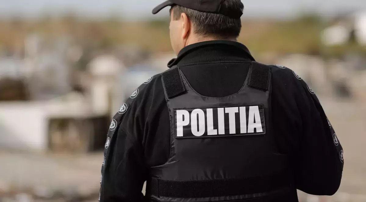 Șofer de microbuz prins pozitiv la droguri, pe A1 Deva-Nădlac, după ce o pasageră cu care se certa a sunat la 112. Și tânăra avea droguri în bagaj