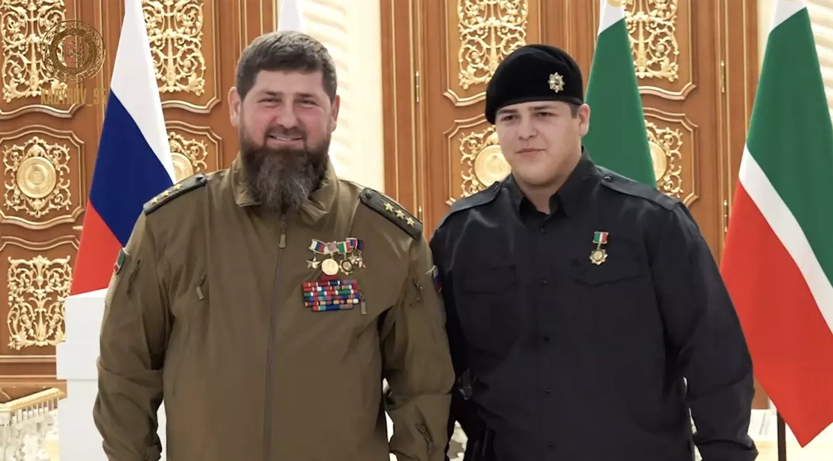 Fiul de 16 ani al lui Ramzan Kadîrov a primit cel mai înalt ordin din Cecenia: „O  recunoaștere a unui înalt caracter moral”. Anul trecut, bătuse un deținut acuzat că a ars un Coran