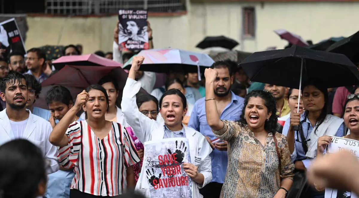 Furie în rândul cadrelor medicale din India după ce o tânără medic stagiar a fost violată și ucisă într-un spital