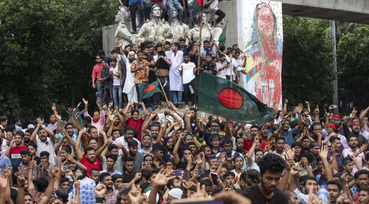 Momentul în care protestatarii iau cu asalt reședința premierului din Bangladesh | VIDEO