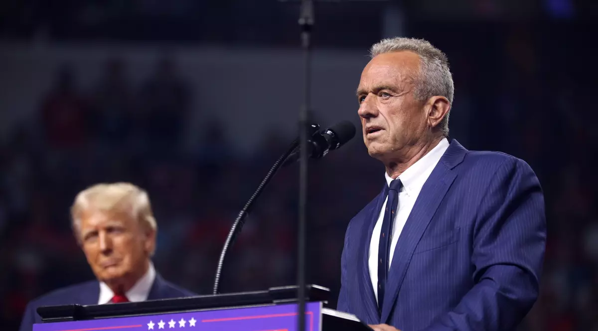 Robert F. Kennedy Jr. (dreapta) face campanie pentru Donald Trump (stânga) după ce și-a retras candidatura la Casa Albă Foto: Profimedia
