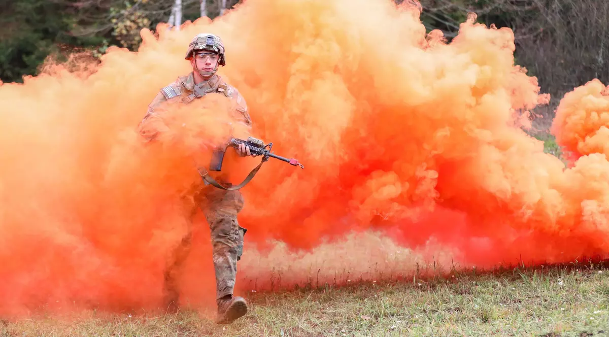 Soldat surprins în timpul unui exercițiu la poligonul din apropiere de Bemowo Piskie Foto: Hepta