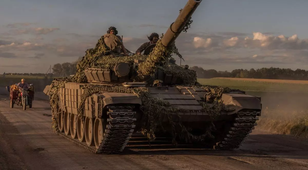 Soldați ucraineni pe un tanc T-72. Imagine ilustrativă Foto: Profimedia