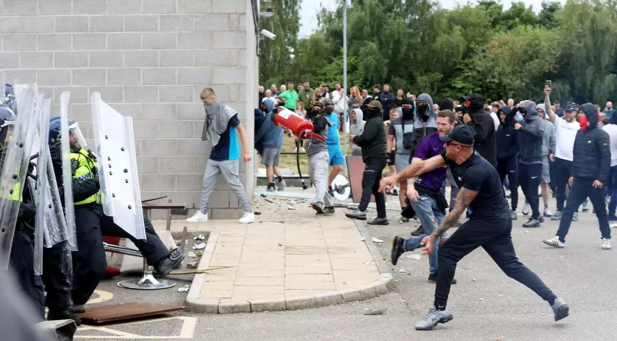 Noi violențe în Marea Britanie, după uciderea a trei fetițe: atacuri asupra unor hoteluri care găzduiesc imigranți. Guvernul anunță măsuri dure