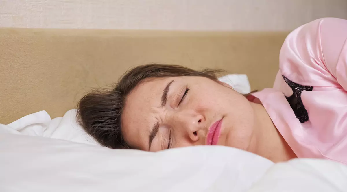Ce este zgomotul roz - Imagine cu o femeie tânără care doarme