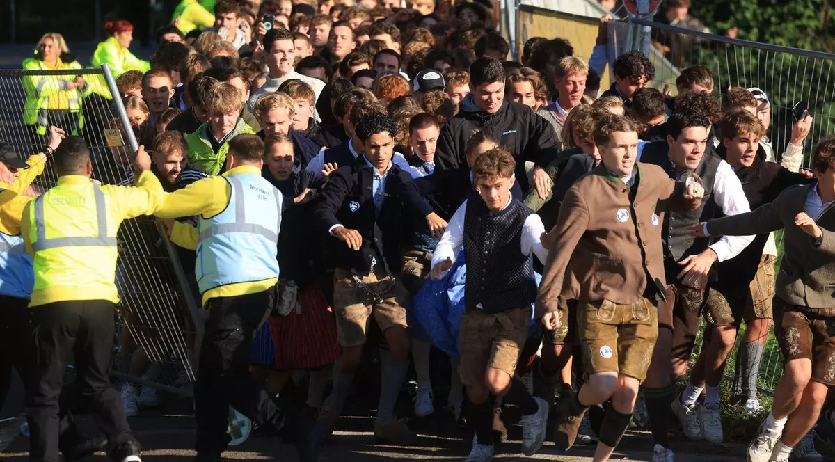 Mii de oameni au rupt-o la fugă spre berării, când s-au deschis porțile Oktoberfest 2024, la München | VIDEO