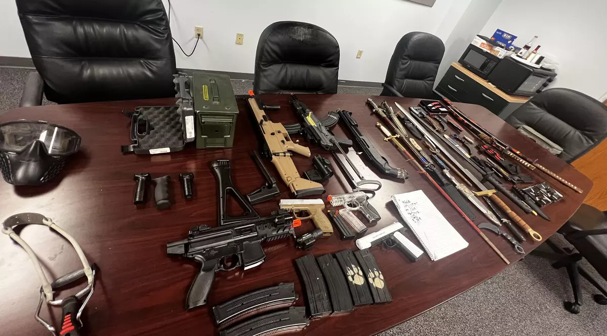 Un elev de 11 ani a fost prins cu un arsenal de arme și cu o listă a celor pe care voia să-i ucidă. Un șerif i-a publicat poza