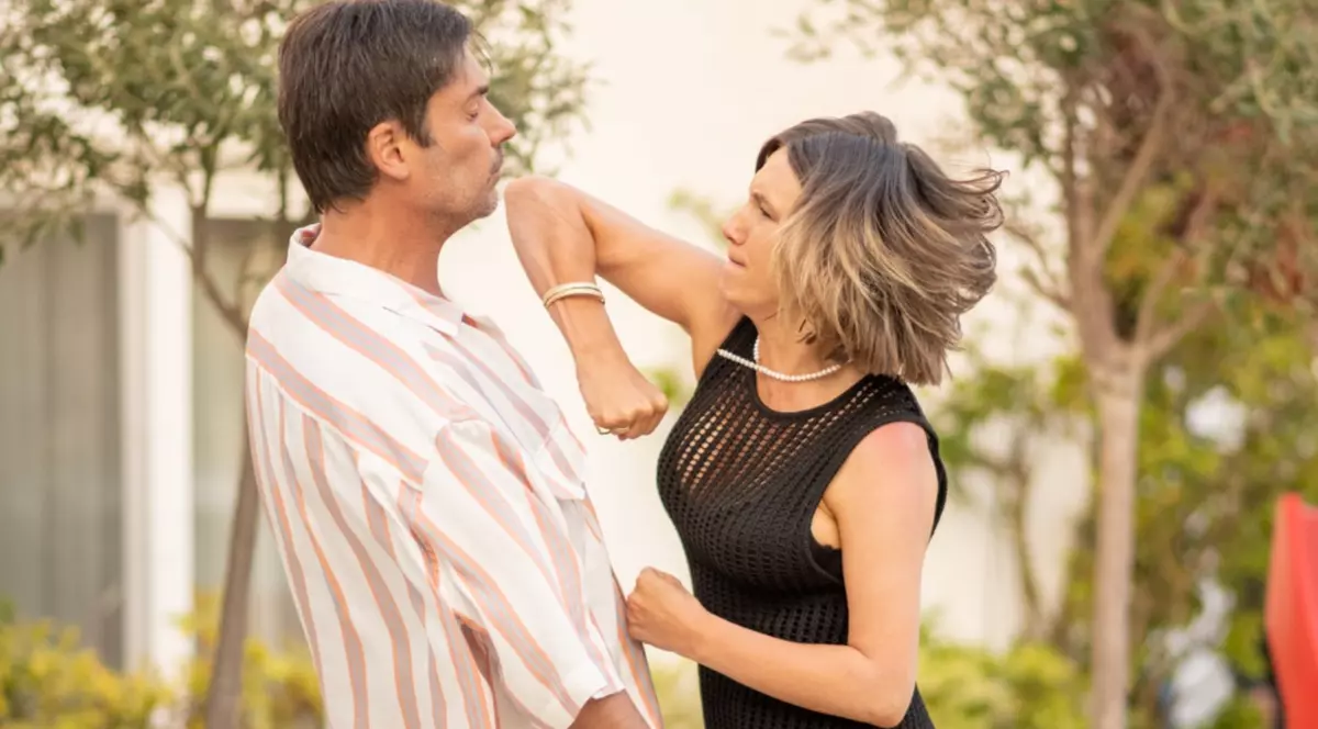 Adela Popescu îl bate pe Radu Vâlcan, soțul ei, în filmul „Retreat Vama Veche”