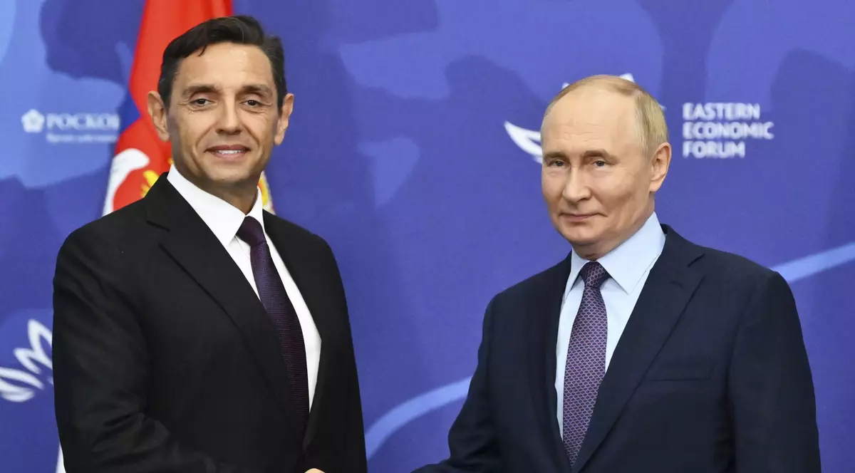 Aleksandar Vulin (stânga), primit de Vladimir Putin în marja Forumului Economic de la Vladivostok Foto: Profimedia