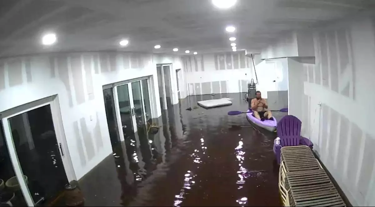 Un bărbat s-a dat cu caiacul în sufragerie, după ce uraganul Helene a devastat Florida: „Dintr-odată, am ajuns să locuiesc pe apă” | VIDEO