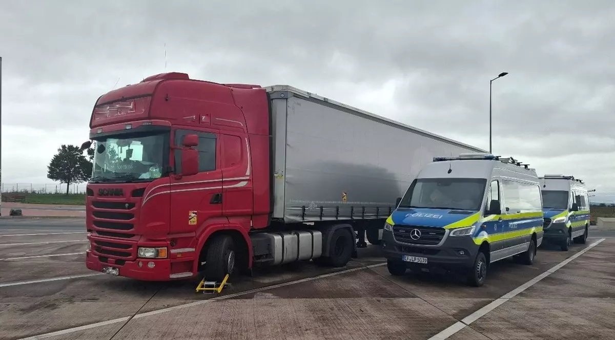 Șofer român de TIR epuizat și care circula cu 110 km/h, scos de pe șosea și trimis să se odihnească de polițiștii germani