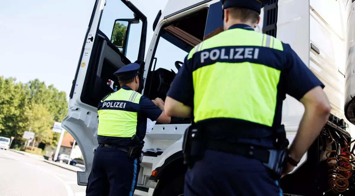 Camion verificat de poliția germană de frontieră Foto: Profimedia