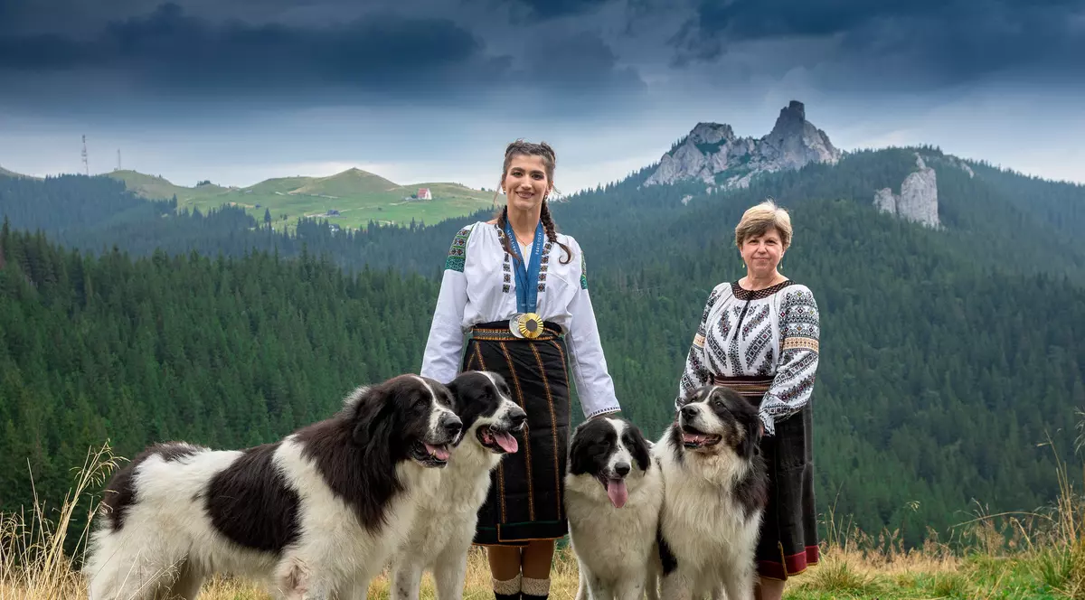 Canotoarea Ancuța Bodnar, ședință foto spectaculoasă în Munții Rarău. Dubla medaliată la JO 2024 apare alături de 4 câini ciobănești