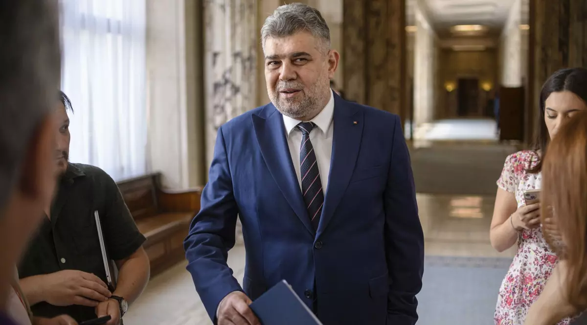 Marcel Ciolacu, discuție cu jurnaliștii pe holurile Palatului Victoria, înaintea unei ședințe de Guvern. Foto: Hepta