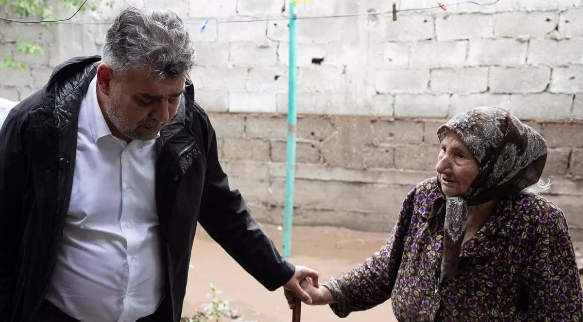 „Sunt prea bătrână. Ajutaţi-ne, că nu mai putem!” Apelul făcut de o femeie, în lacrimi, lui Ciolacu, după inundațiile din Galați