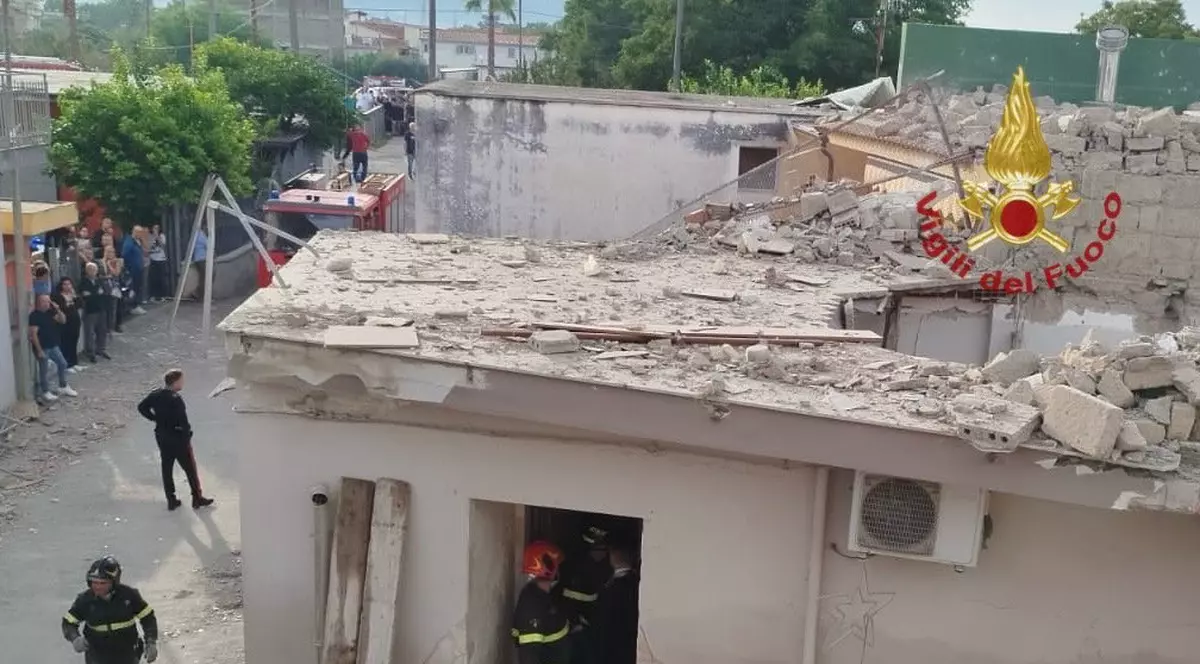 Doi frați de 4 și 6 ani au murit după ce o clădire s-a prăbuşit în apropiere de Napoli, în urma unei explozii VIDEO