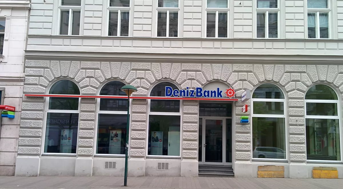 O româncă de 19 ani a scris 25 de pagini în care a recunoscut că a organizat șase jafuri, inclusiv la o bancă, în Austria, dar a fost acuzată de fals